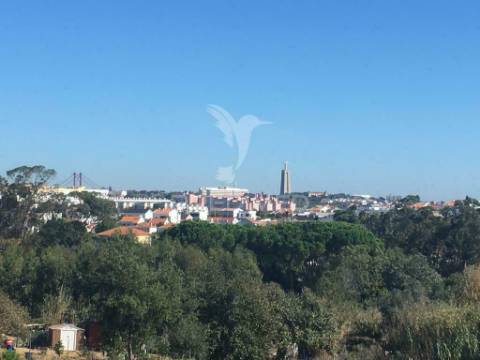 Terreno na sobreda caparica, perto de praias e de lisboa.