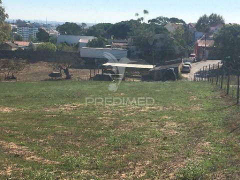Terreno na sobreda caparica, perto de praias e de lisboa.