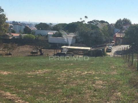 Terreno na sobreda caparica, perto de praias e de lisboa.