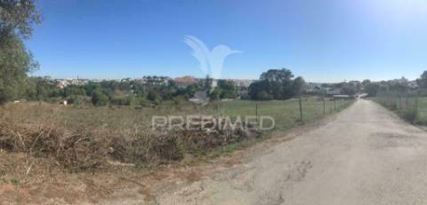 Terreno na sobreda caparica, perto de praias e de lisboa.