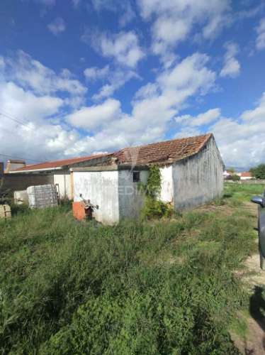 Moradia com terreno, para reconstruir