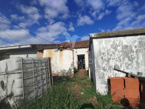 Moradia com terreno, para reconstruir