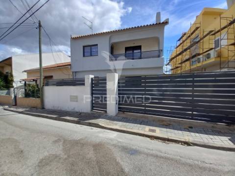 Moradia t3 restaurada em foros de amora – seixal