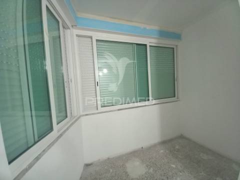 Apartamento t2 totalmente restaurado no laranjeiro