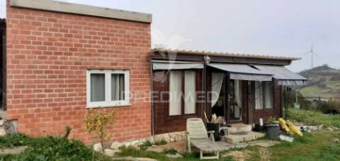 Terreno urbano com benfeitorias