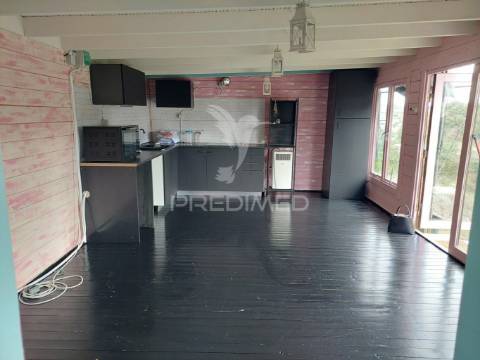 Terreno urbano com benfeitorias