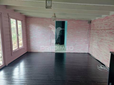 Terreno urbano com benfeitorias