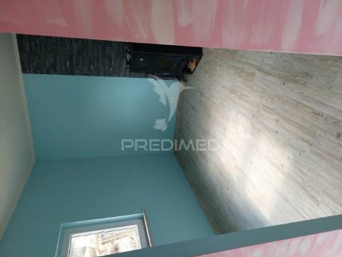 Terreno urbano com benfeitorias