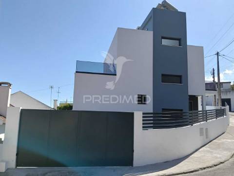 Moradia t4 a estrear com piscina em alverca