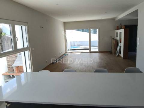 Moradia t4 a estrear com piscina em alverca