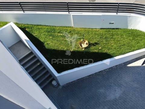 Moradia t4 a estrear com piscina em alverca
