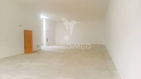 Loja  para comércio e serviços com 360m2  perto da zona ribeirinha de portimão