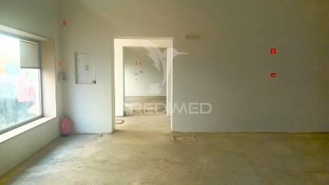 Loja  para comércio e serviços com 360m2  perto da zona ribeirinha de portimão