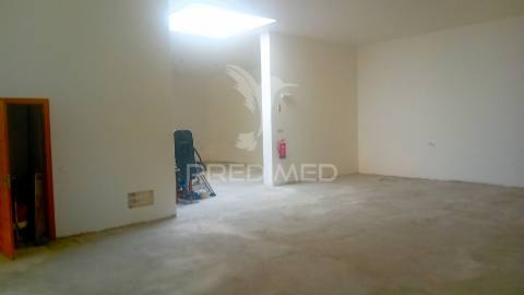 Loja  para comércio e serviços com 360m2  perto da zona ribeirinha de portimão