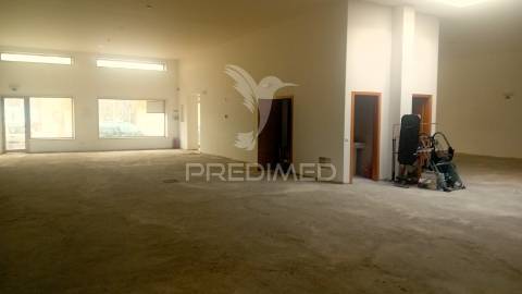 Loja  para comércio e serviços com 360m2  perto da zona ribeirinha de portimão