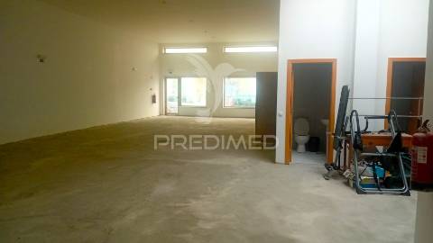 Loja  para comércio e serviços com 360m2  perto da zona ribeirinha de portimão