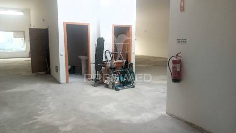 Loja  para comércio e serviços com 360m2  perto da zona ribeirinha de portimão