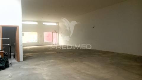 Loja  para comércio e serviços com 360m2  perto da zona ribeirinha de portimão