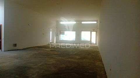 Loja  para comércio e serviços com 360m2  perto da zona ribeirinha de portimão