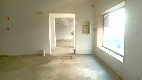 Loja  para comércio e serviços com 360m2  perto da zona ribeirinha de portimão