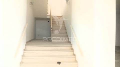 Loja  para comércio e serviços com 360m2  perto da zona ribeirinha de portimão