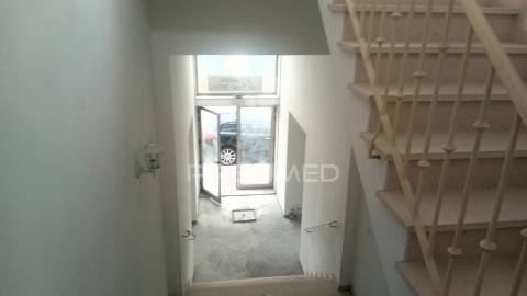 Loja  para comércio e serviços com 360m2  perto da zona ribeirinha de portimão