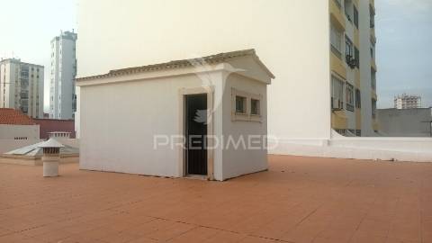 Loja  para comércio e serviços com 360m2  perto da zona ribeirinha de portimão