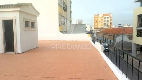 Loja  para comércio e serviços com 360m2  perto da zona ribeirinha de portimão