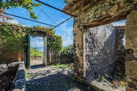 Moradia antiga de pedra gaula santa cruz ilha da madeira
