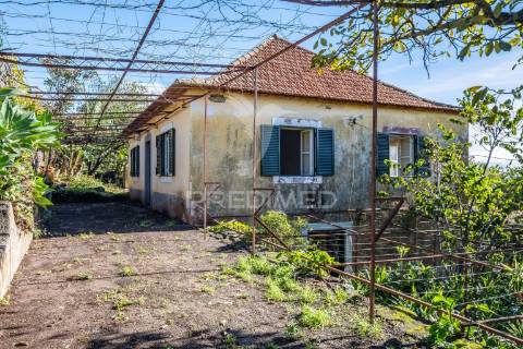 Moradia antiga de pedra gaula santa cruz ilha da madeira