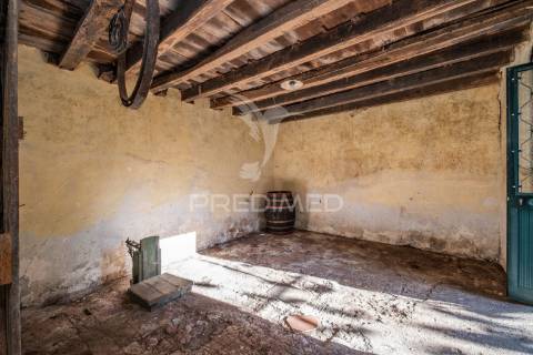 Moradia antiga de pedra gaula santa cruz ilha da madeira