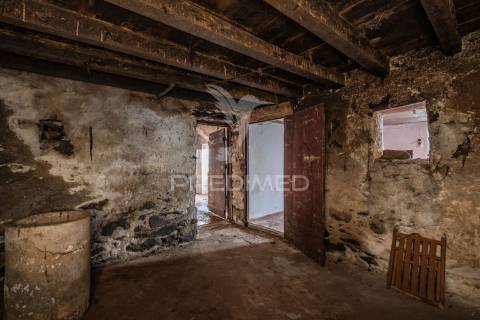 Moradia antiga de pedra gaula santa cruz ilha da madeira