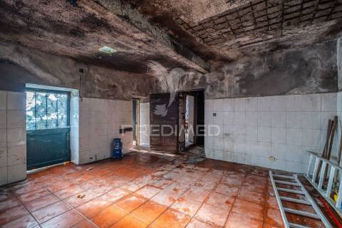 Moradia antiga de pedra gaula santa cruz ilha da madeira