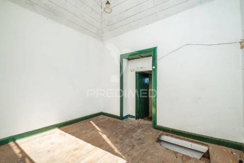 Moradia antiga de pedra gaula santa cruz ilha da madeira