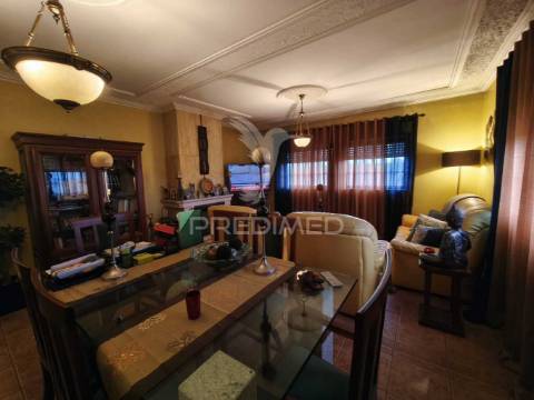 Apartamento t3 no 2º andar com elevador e garagem individual – vagos