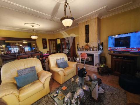 Apartamento t3 no 2º andar com elevador e garagem individual – vagos