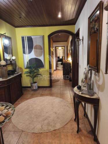 Apartamento t3 no 2º andar com elevador e garagem individual – vagos