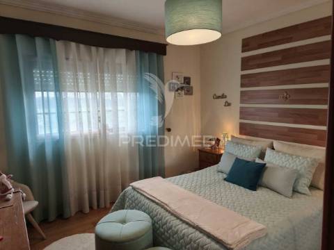 Apartamento t3 no 2º andar com elevador e garagem individual – vagos