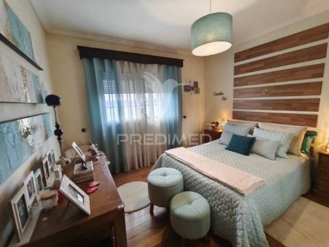 Apartamento t3 no 2º andar com elevador e garagem individual – vagos