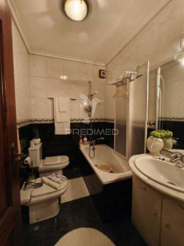 Apartamento t3 no 2º andar com elevador e garagem individual – vagos