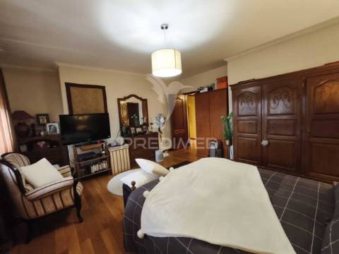 Apartamento t3 no 2º andar com elevador e garagem individual – vagos