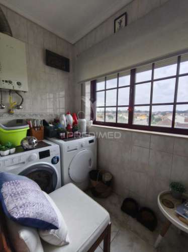 Apartamento t3 no 2º andar com elevador e garagem individual – vagos