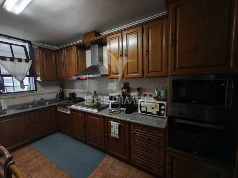 Apartamento t3 no 2º andar com elevador e garagem individual – vagos