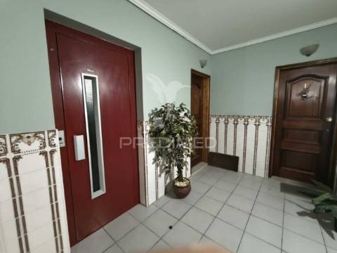 Apartamento t3 no 2º andar com elevador e garagem individual – vagos