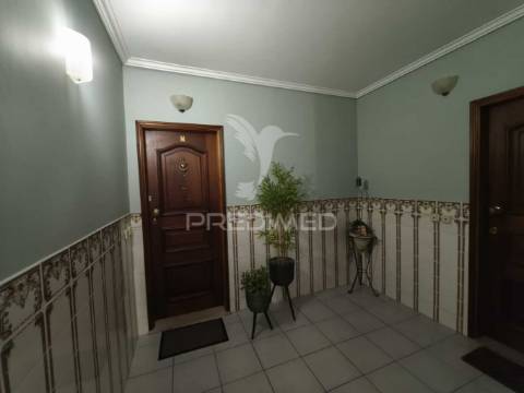 Apartamento t3 no 2º andar com elevador e garagem individual – vagos