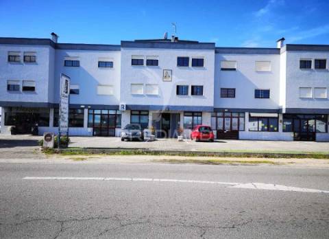 Apartamento t3 no 2º andar com elevador e garagem individual – vagos