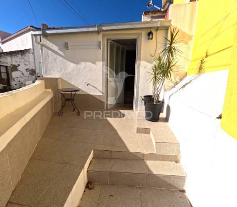 Moradia dividida em dois t1 remodelada em arcena (alverca do ribatejo)