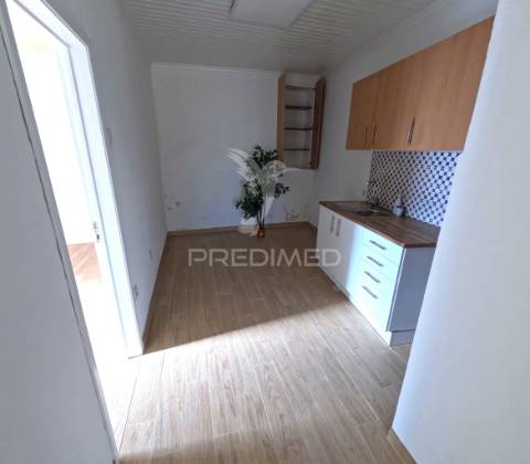 Moradia dividida em dois t1 remodelada em arcena (alverca do ribatejo)