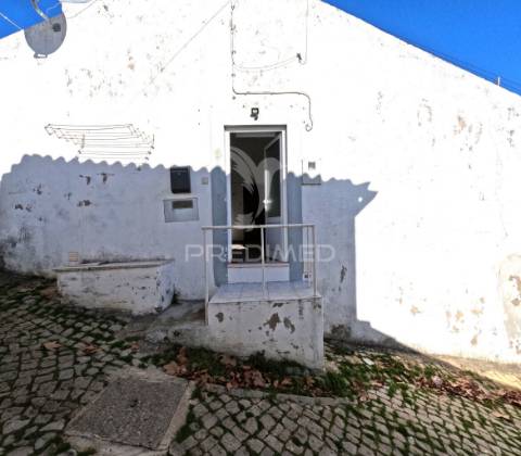 Moradia dividida em dois t1 remodelada em arcena (alverca do ribatejo)