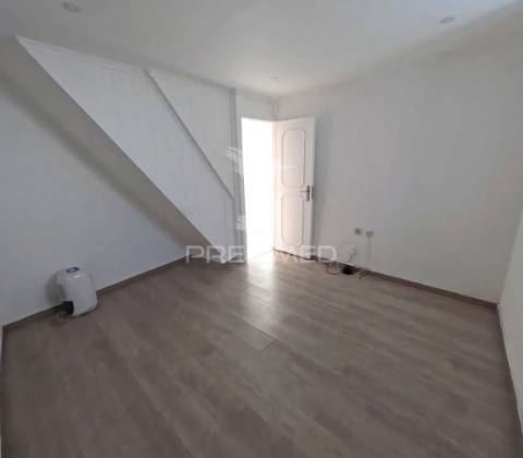 Moradia dividida em dois t1 remodelada em arcena (alverca do ribatejo)